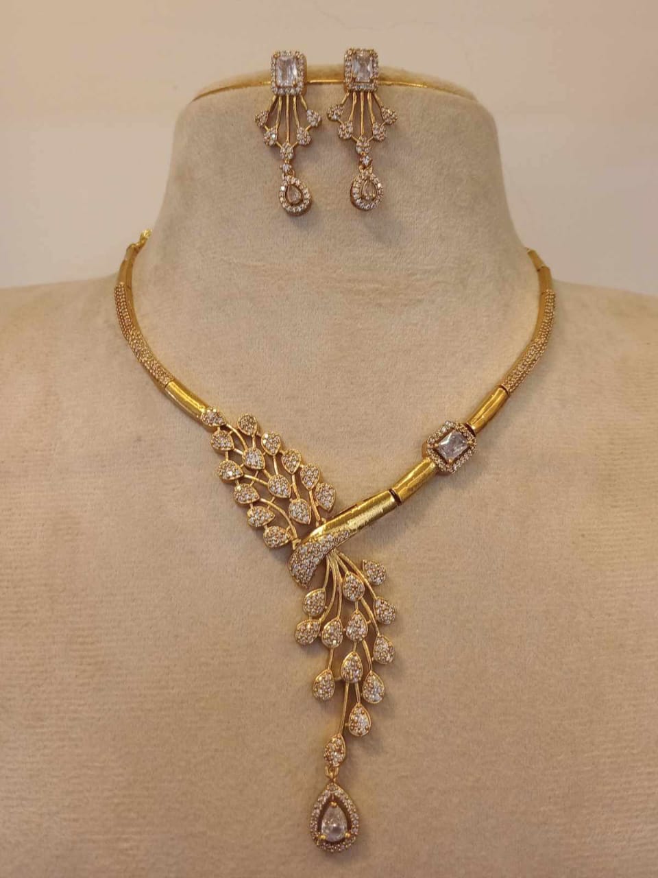 matt-finish-ad-stone-necklace-set