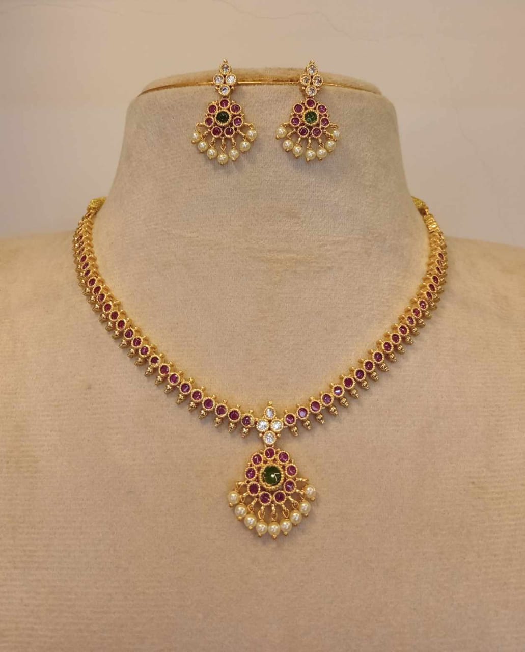kemp-stone-gold-finish-necklace-set