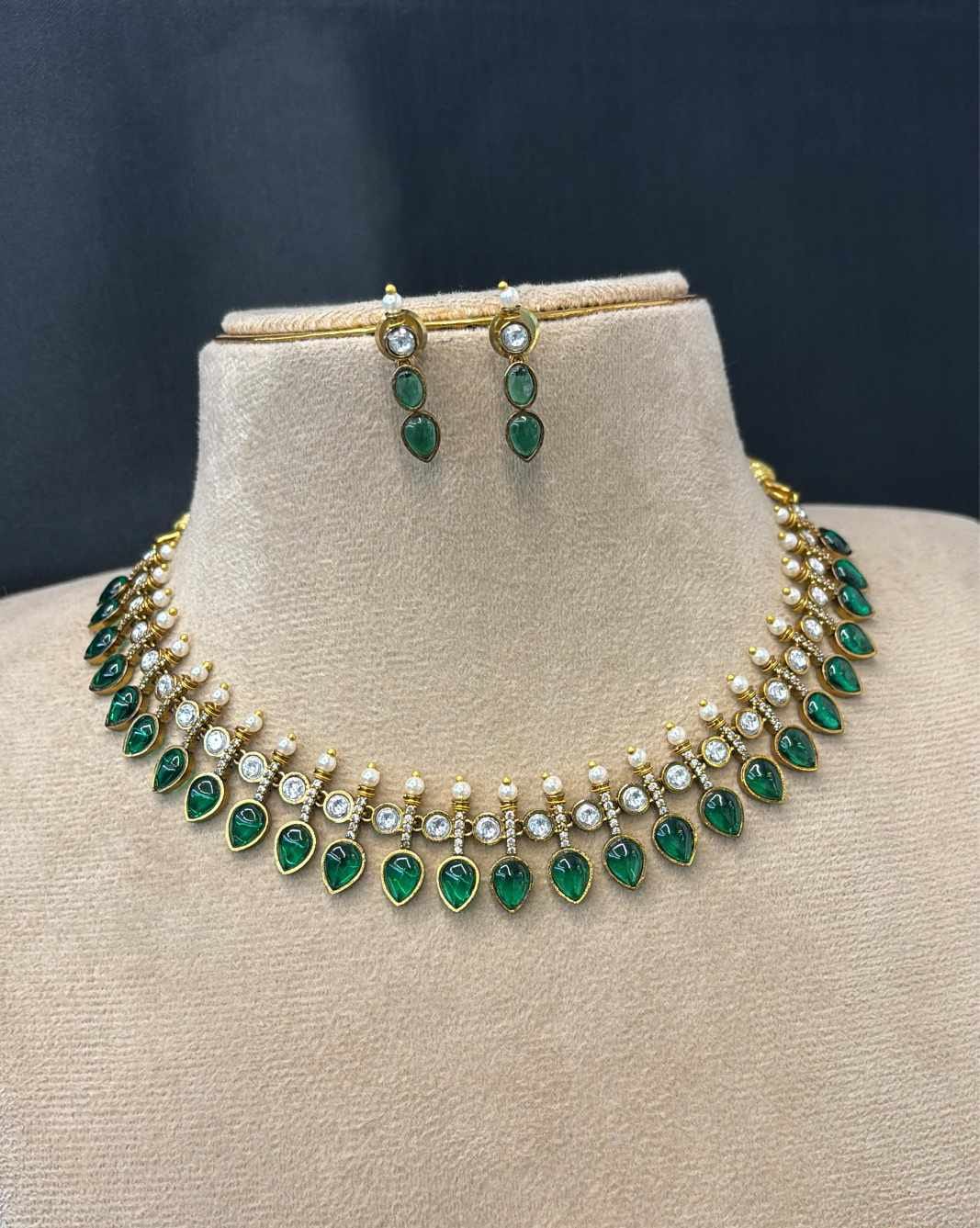 kundan-kemp-stone-necklace-set