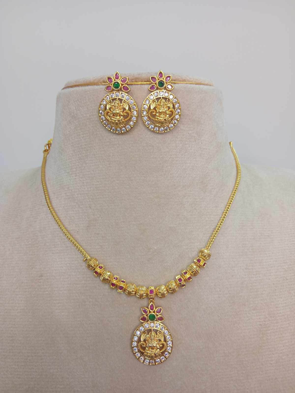 kemp-stone-lakshmi-dollar-necklace-set