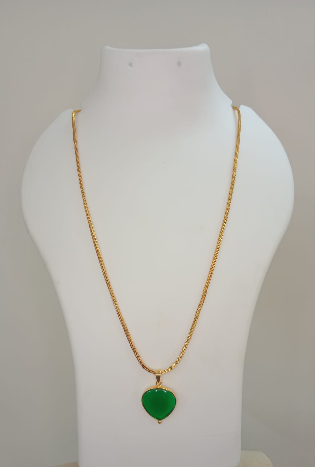 simple-emerald-stone-heart-dollar-chain