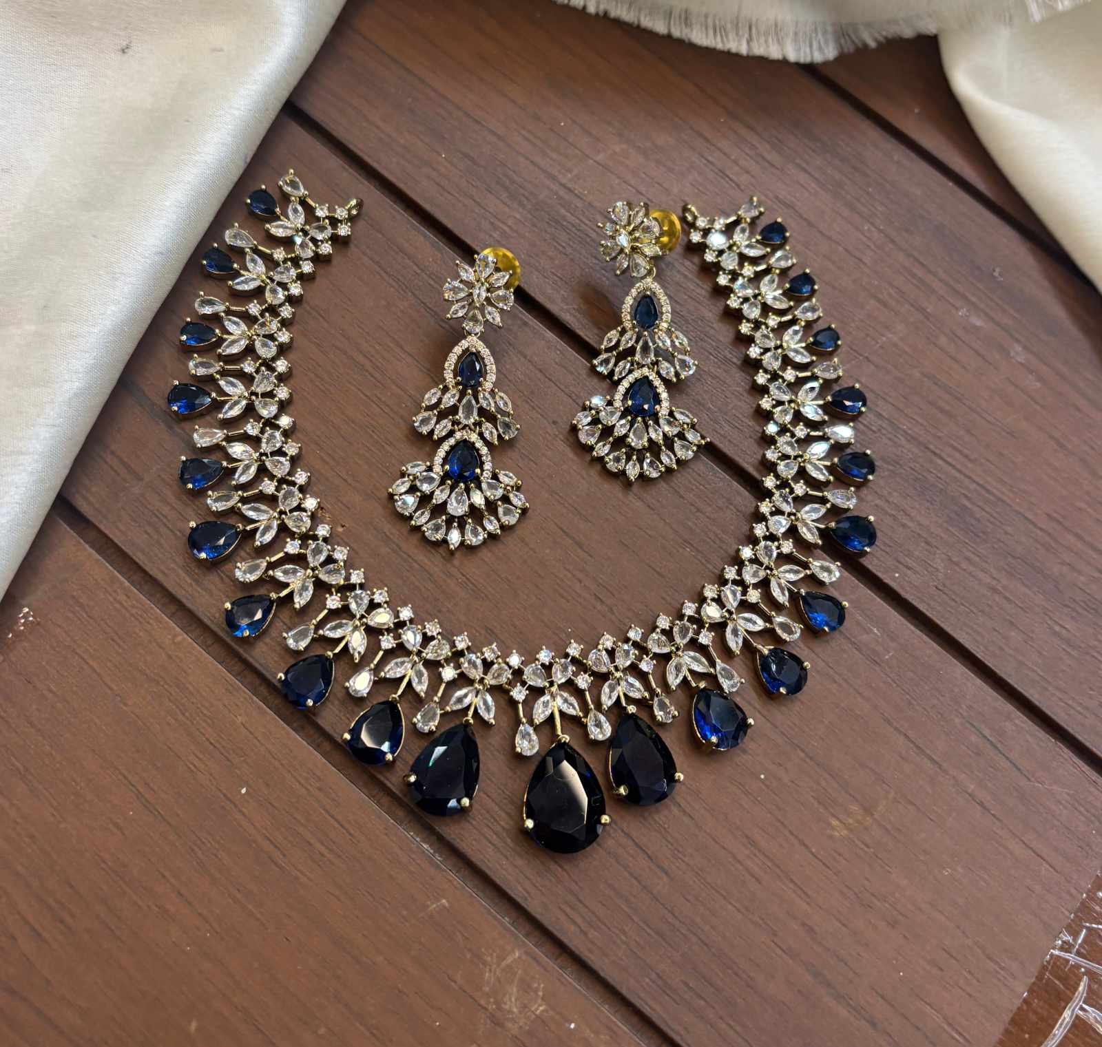 mehndi-polish-ad-stone-rain-drop-necklace-set