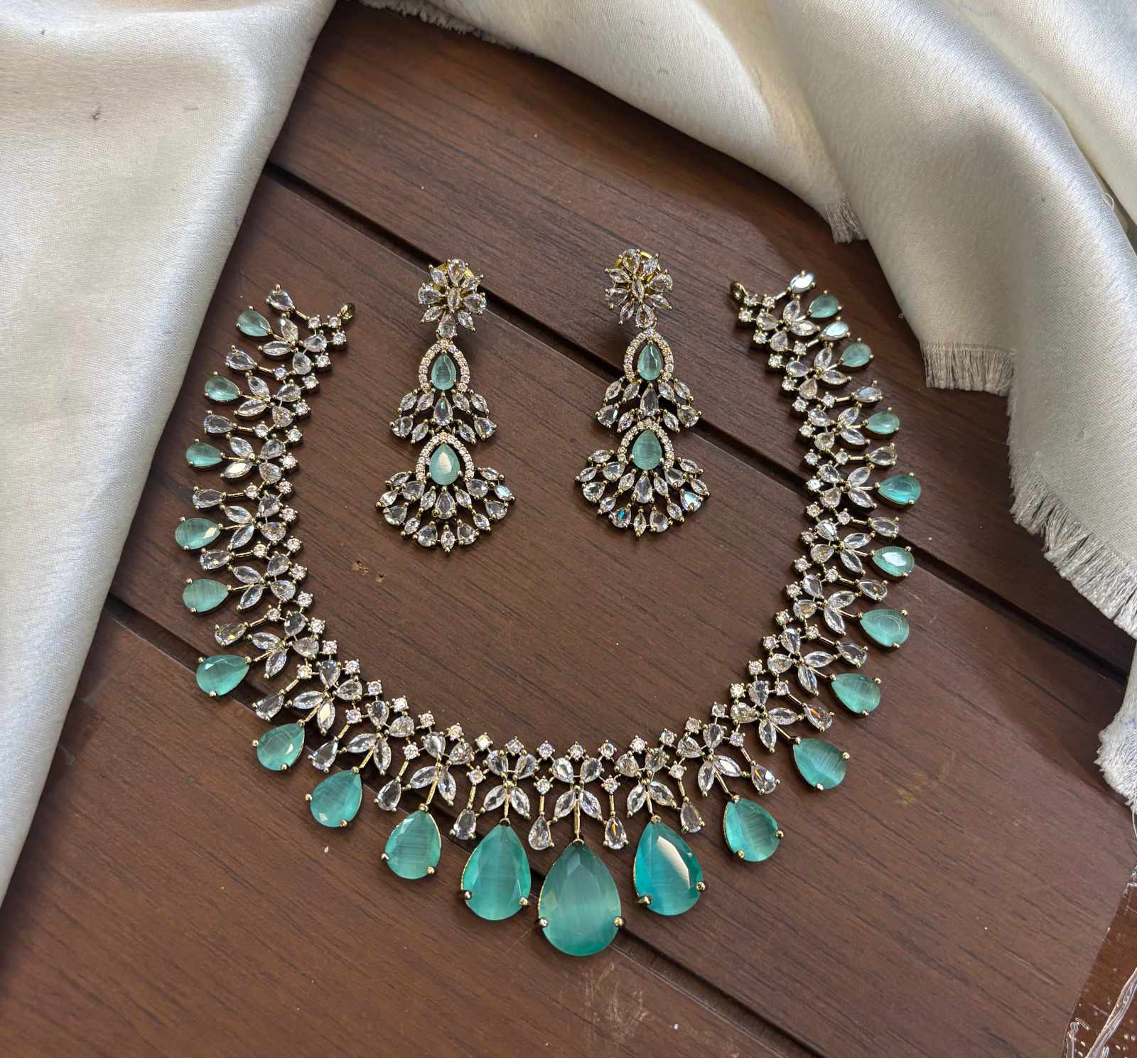 mehndi-polish-ad-stone-rain-drop-necklace-set