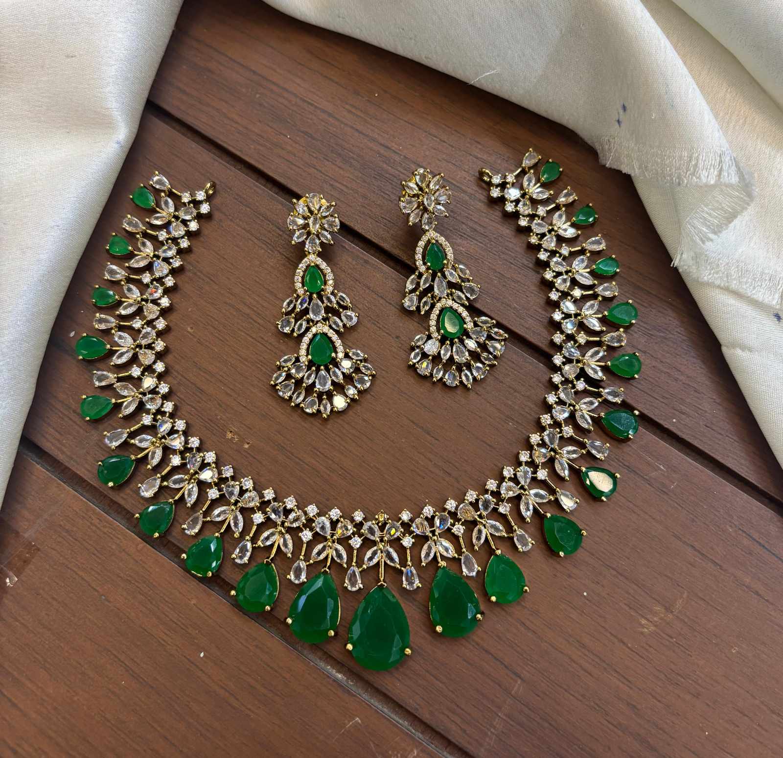 mehndi-polish-ad-stone-rain-drop-necklace-set