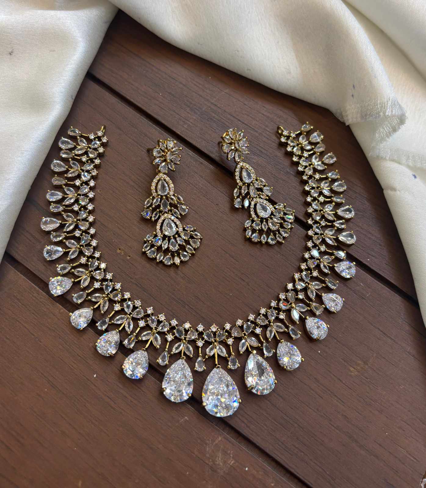 mehndi-polish-ad-stone-rain-drop-necklace-set