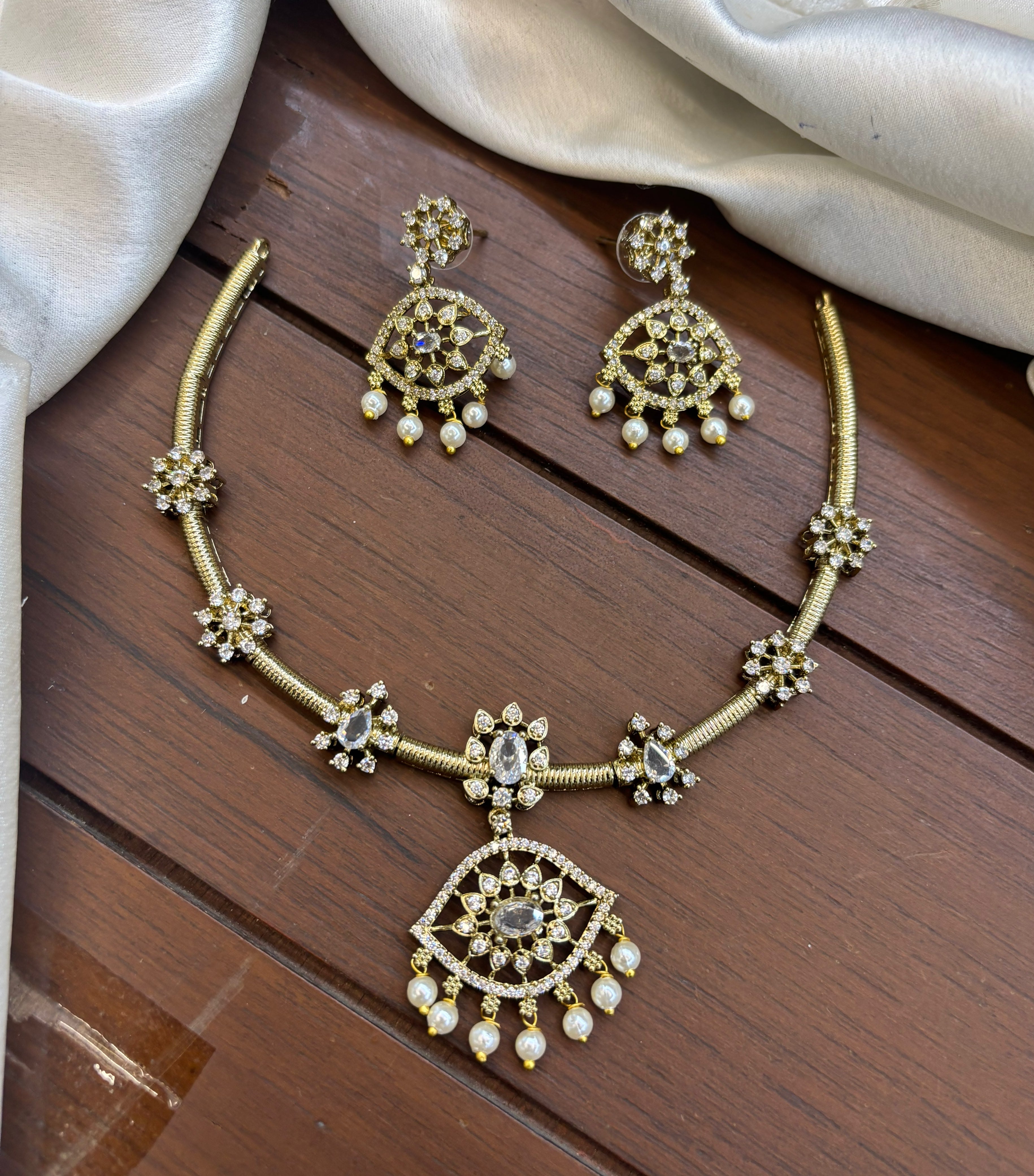 mehndi-polish-ad-stone-necklace-set