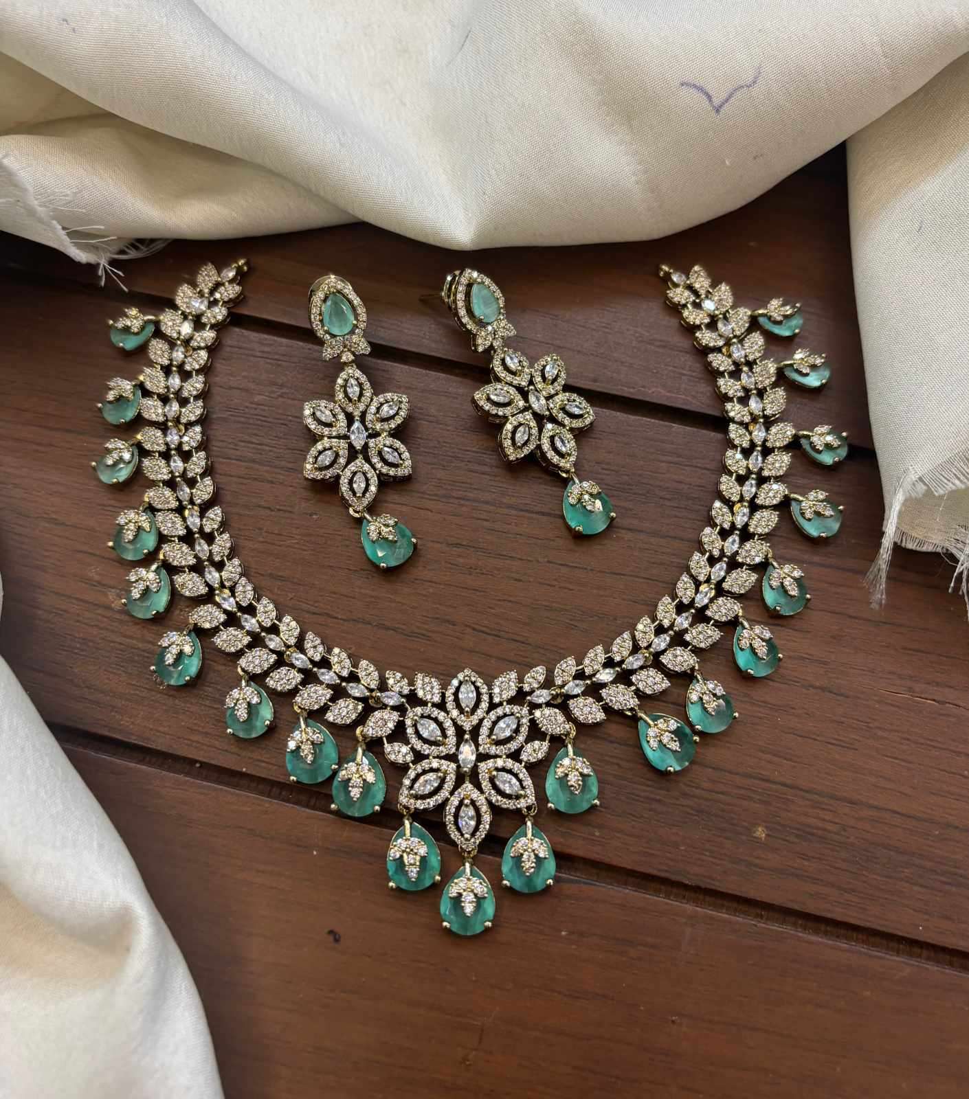 gold-polish-ad-stone-necklace-set
