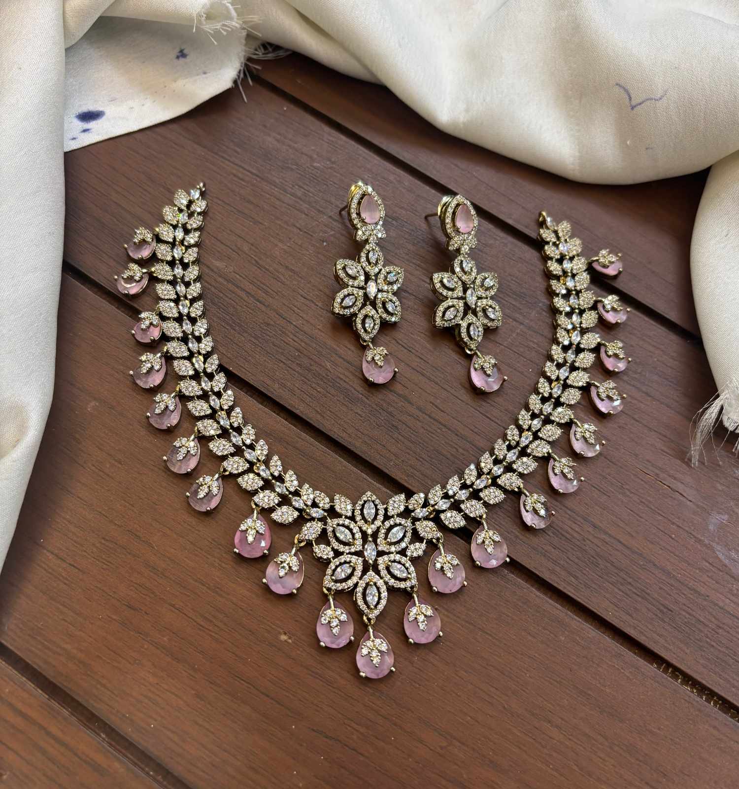 gold-polish-ad-stone-necklace-set