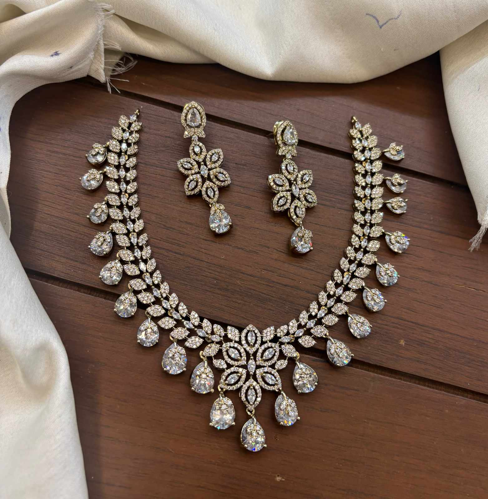 gold-polish-ad-stone-necklace-set