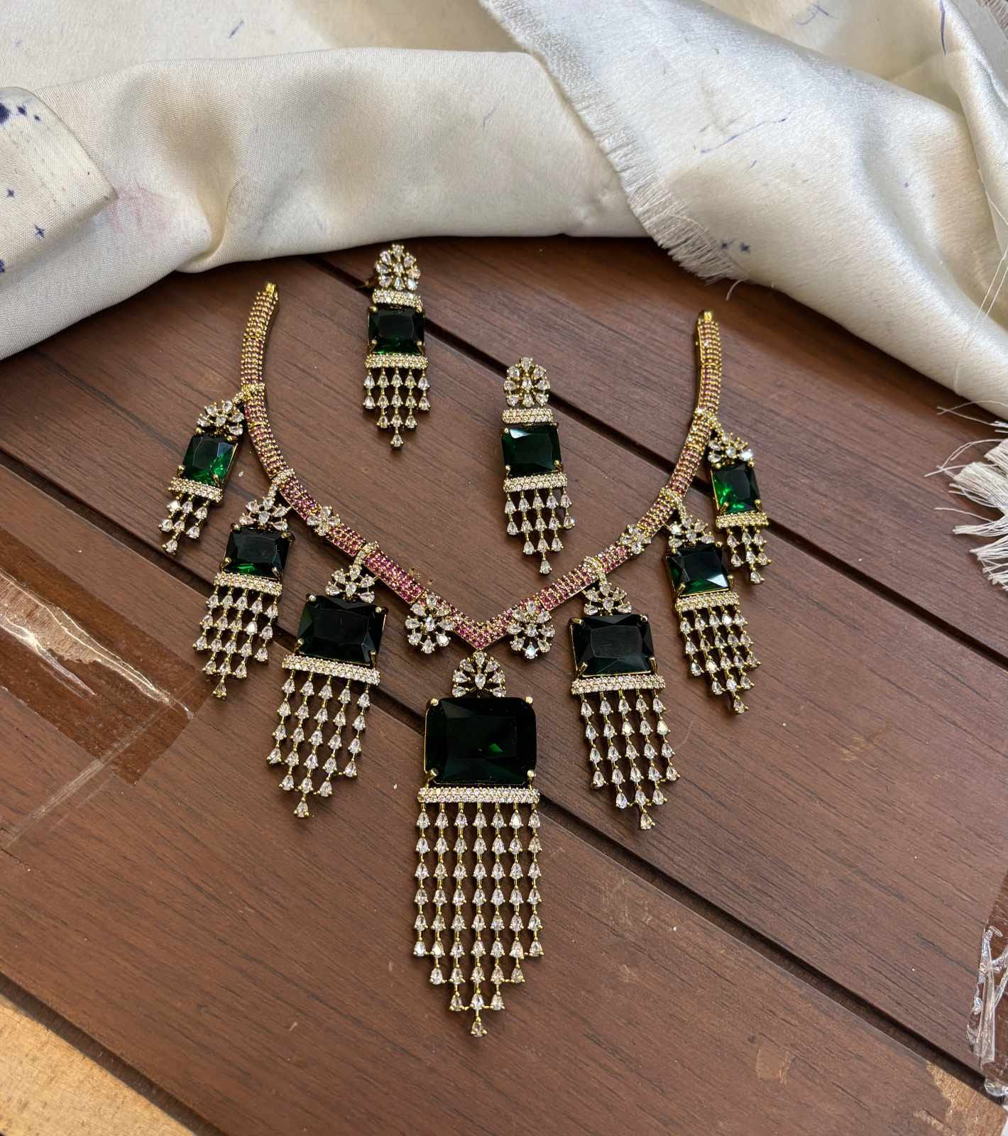 ad-stone-emerald-designer-necklace-set
