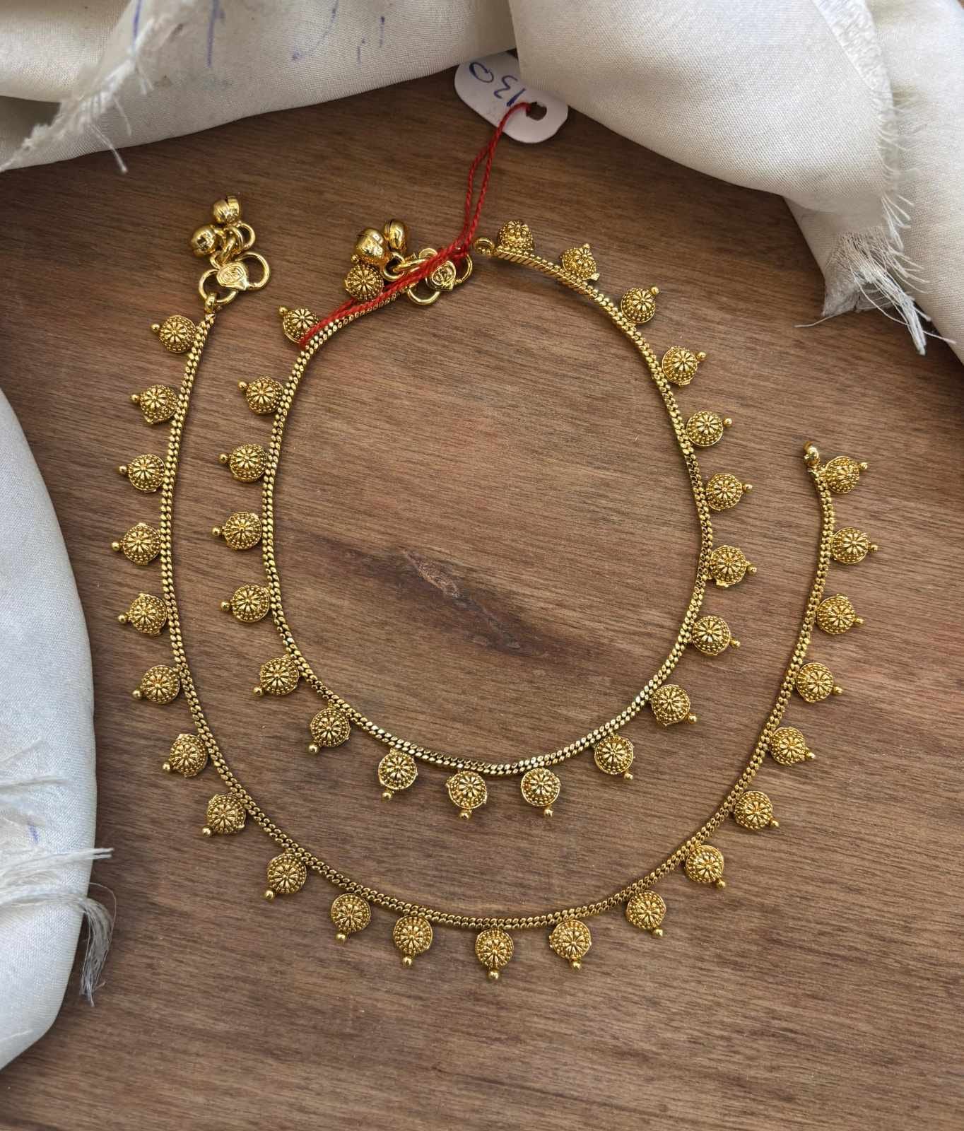 matt-finish-gold-polish-anklet