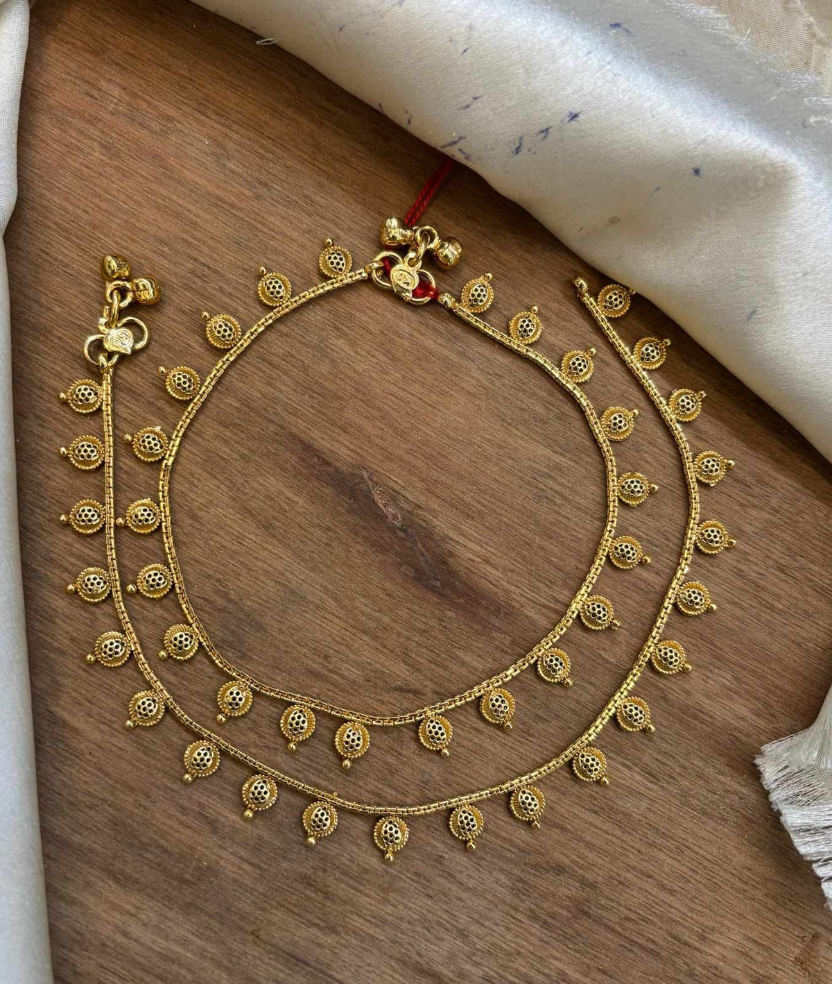 matt-finish-gold-polish-anklet