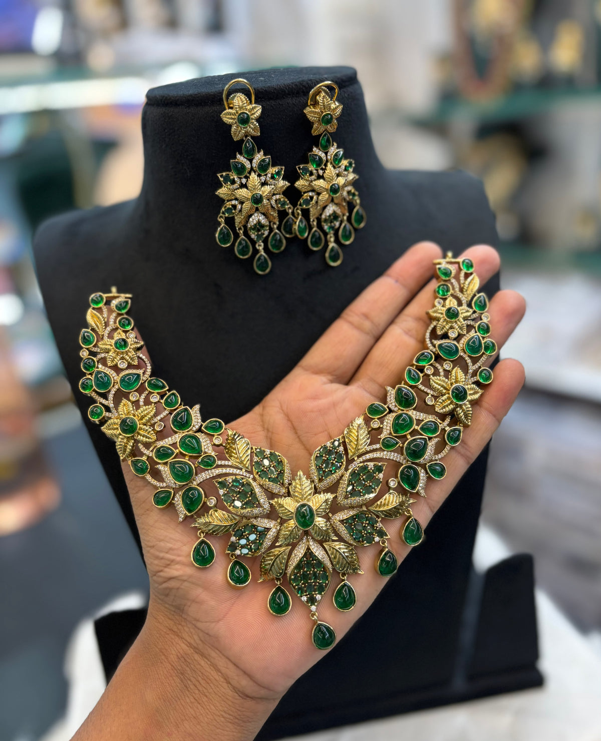 mehndi-polish-moissanite-emerald-necklace-set
