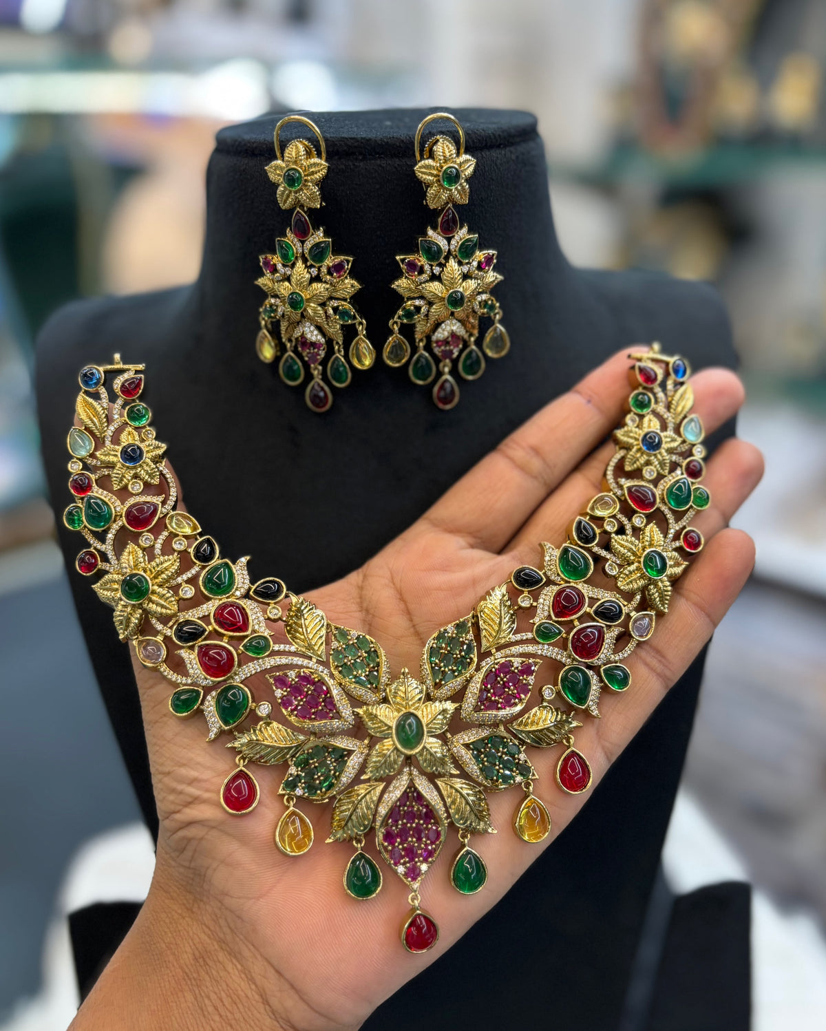mehndi-polish-moissanite-necklace-set