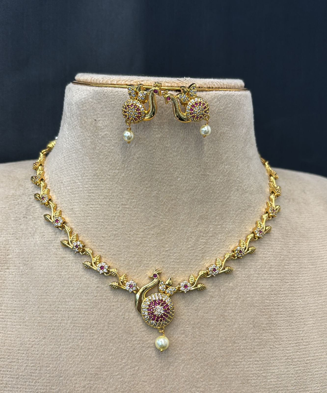 gold-finish-swan-design-necklace-set