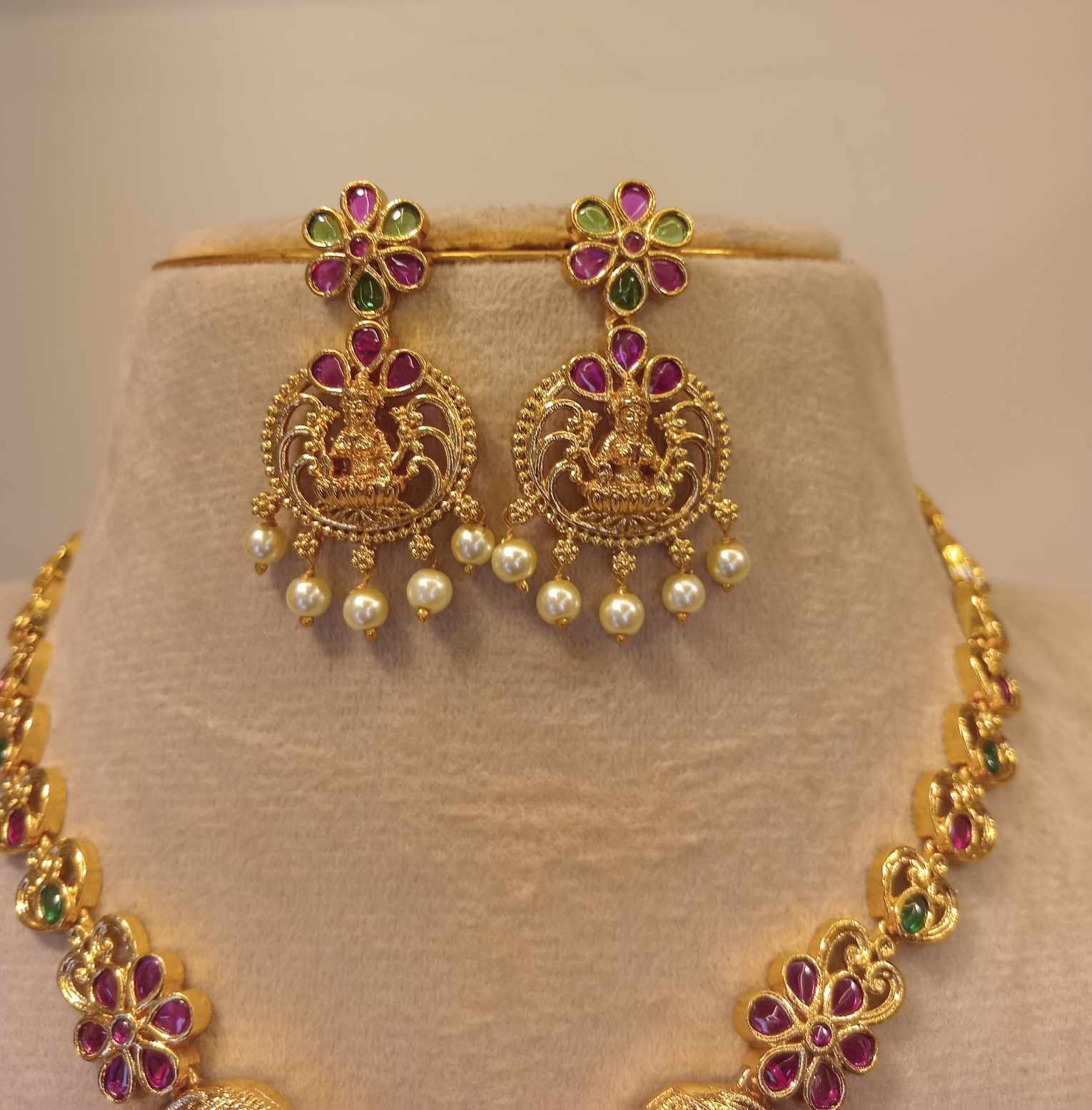 matt-finish-kemp-stone-gajalakshmi-necklace-set