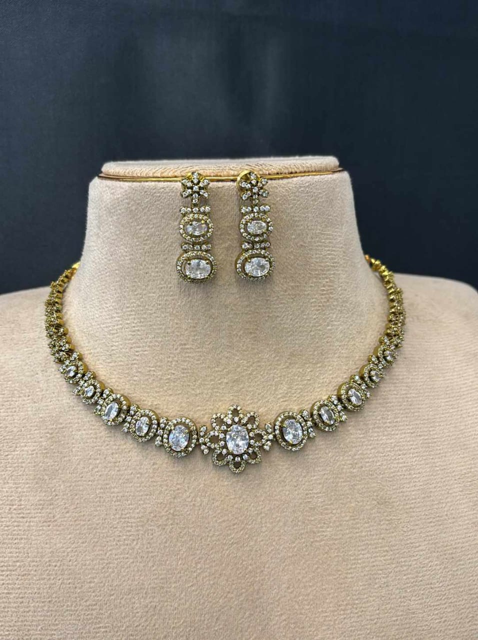 mehndi-polish-ad-stone-necklace-set