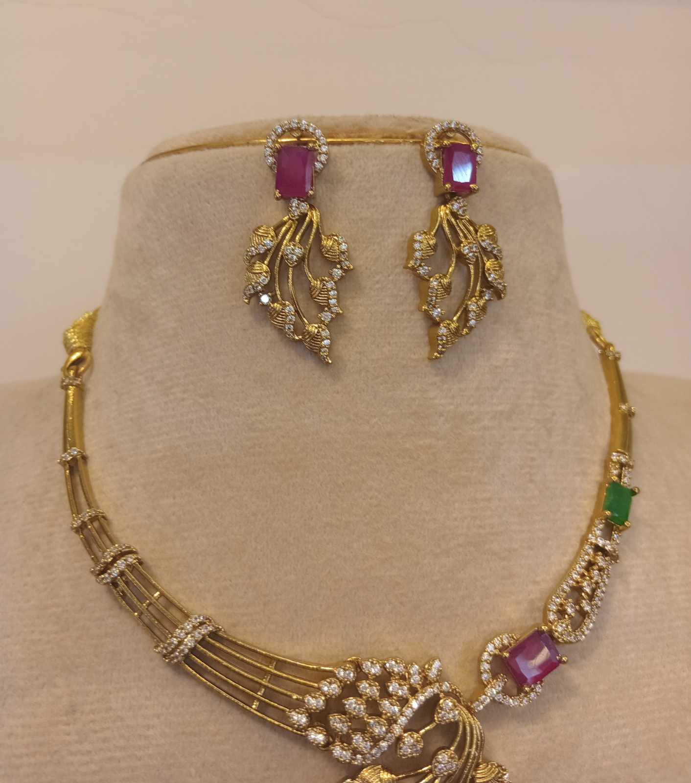 matt-finish-ad-stone-necklace-set