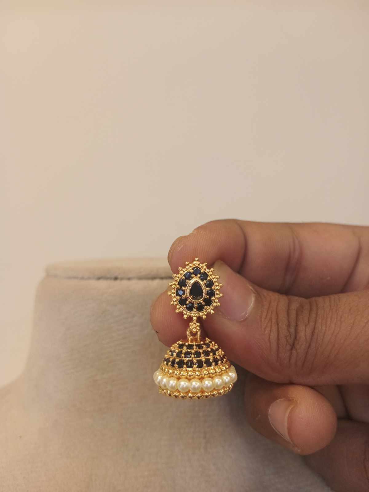 ad-stone-gold-polish-earrings