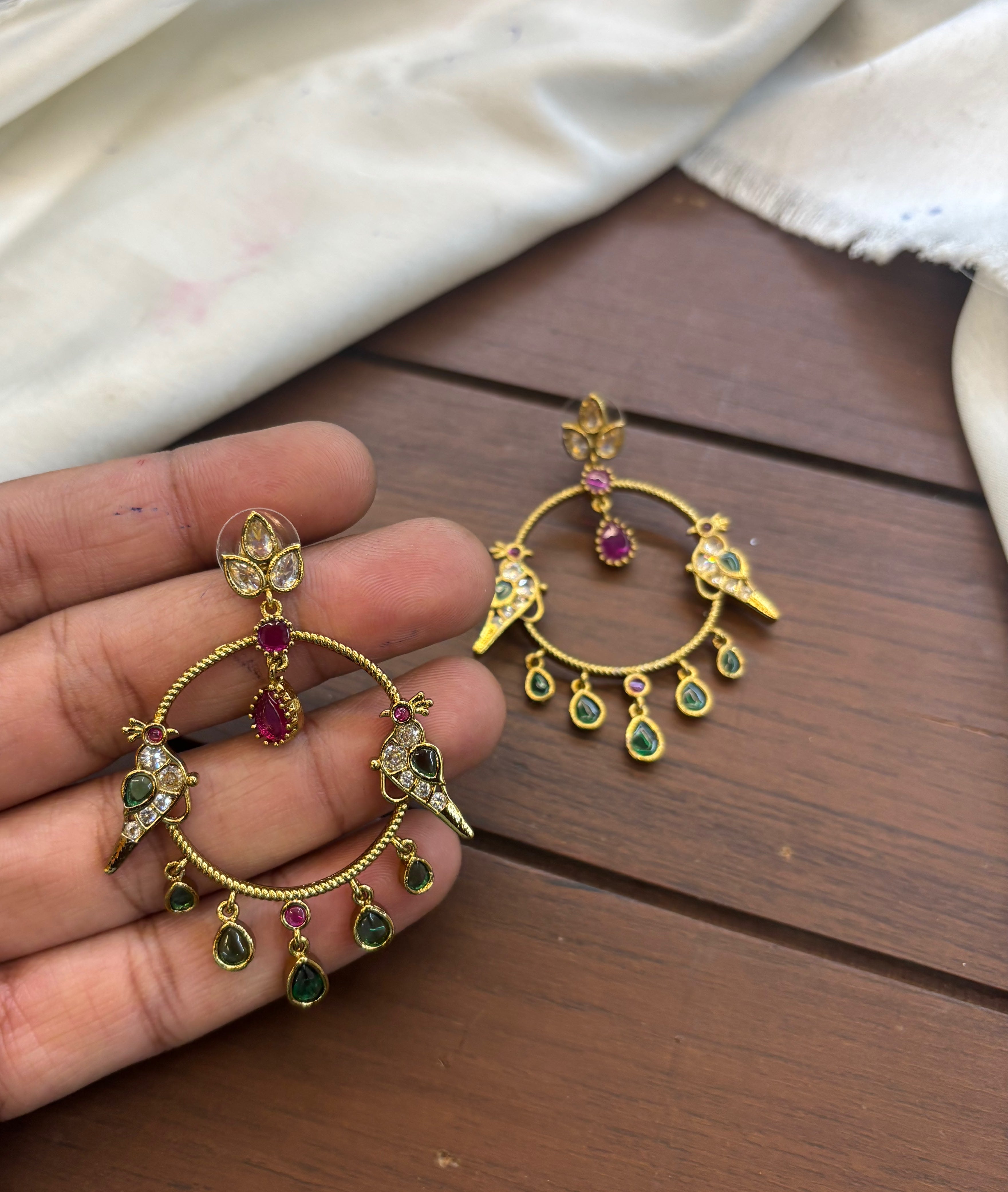 matt-finish-kemp-stone-ring-model-earrings